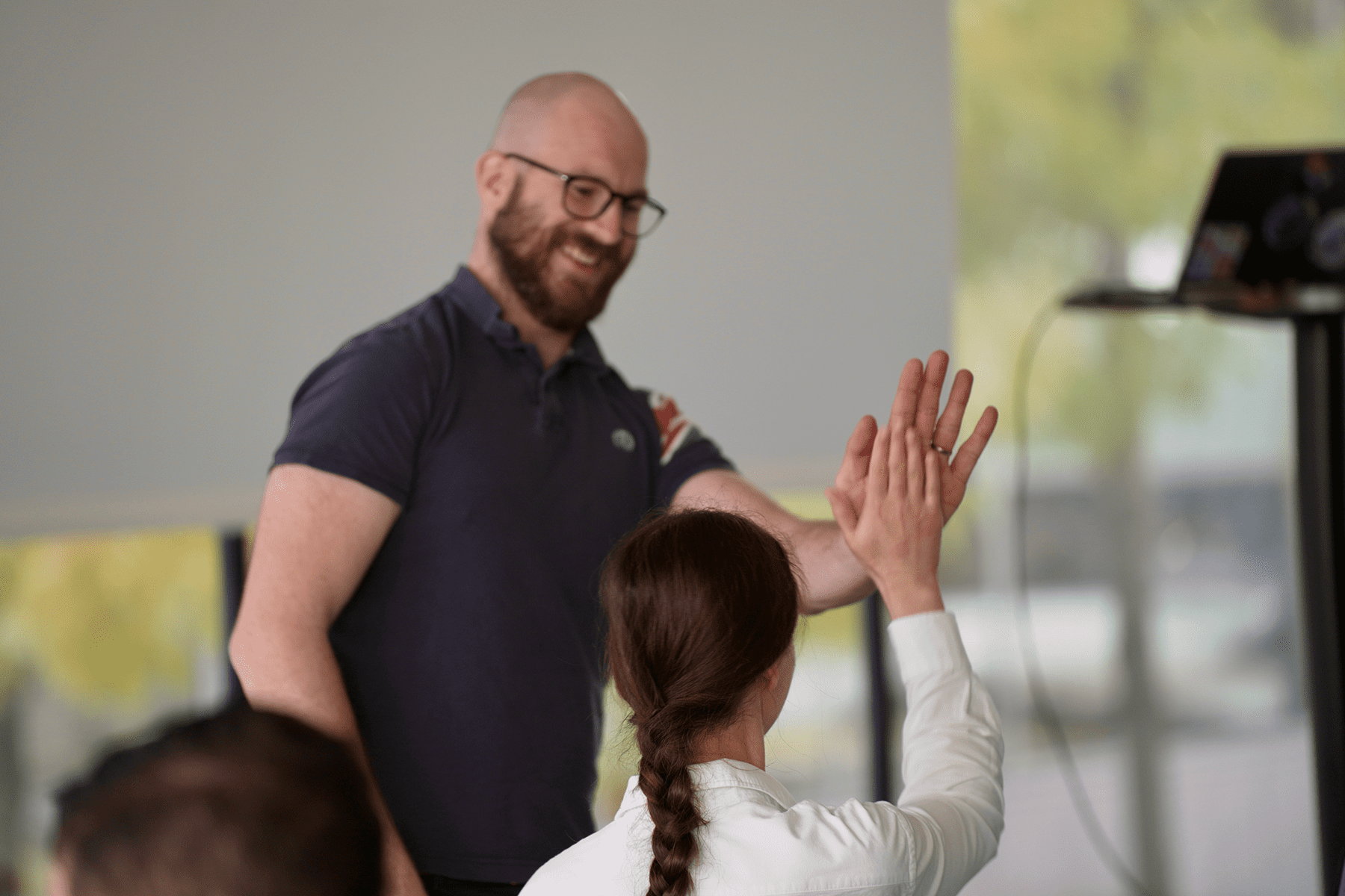 People interacting and high-fiving at DevRadar 2024 Sweden